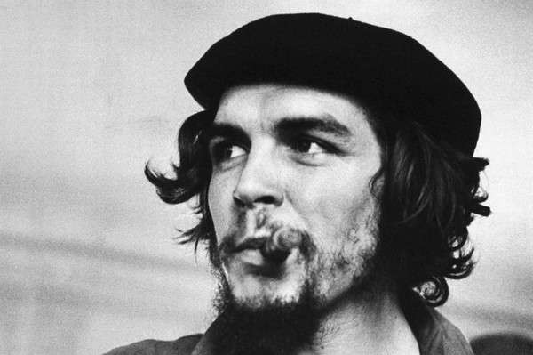 Che Guevara là nhà cách mạng Mác-xít nổi tiếng người Argentina, là thầy thuốc, người tạo ra học thuyết quân đội, nhà lãnh đạo quân du kích và phong trào cách mạng Cuba. Hình ảnh của Guevara gắn liền với sự hy sinh quên mình vì những lý tưởng cao đẹp - sự nghiệp giải phóng dân tộc. Ông là một trong những tên tuổi lớn trong danh sách những  nhà lãnh đạo vĩ đại nhất lịch sử thế giới hiện đại, được thế hệ sau tôn trọng và noi gương học tập.